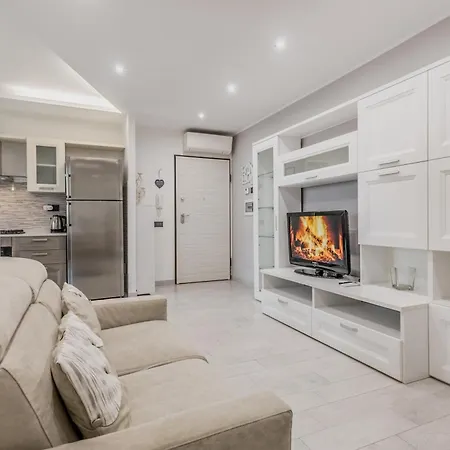 Modern 2 Bedroom Cinecitta Apartment *