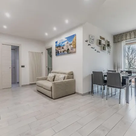 Modern 2 Bedroom Cinecitta 아파트 로마